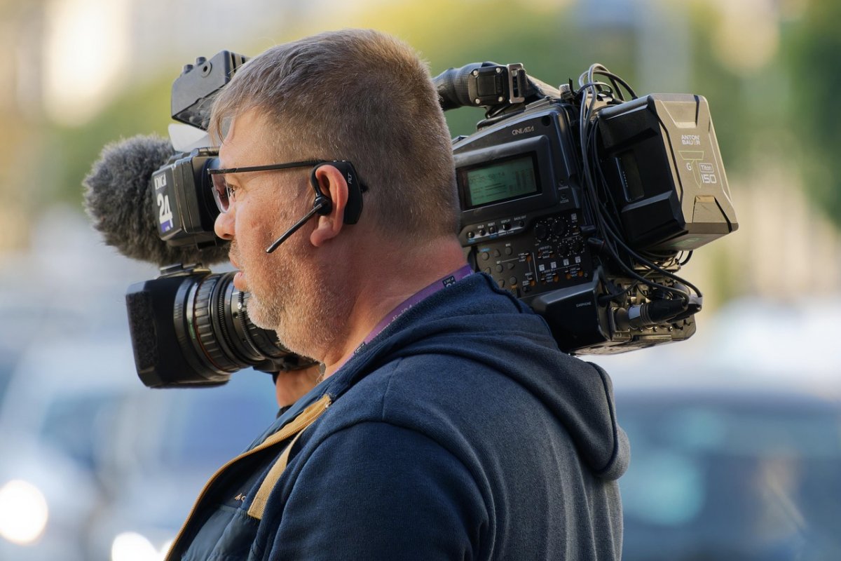 Известный ведущий задремал в прямом эфире