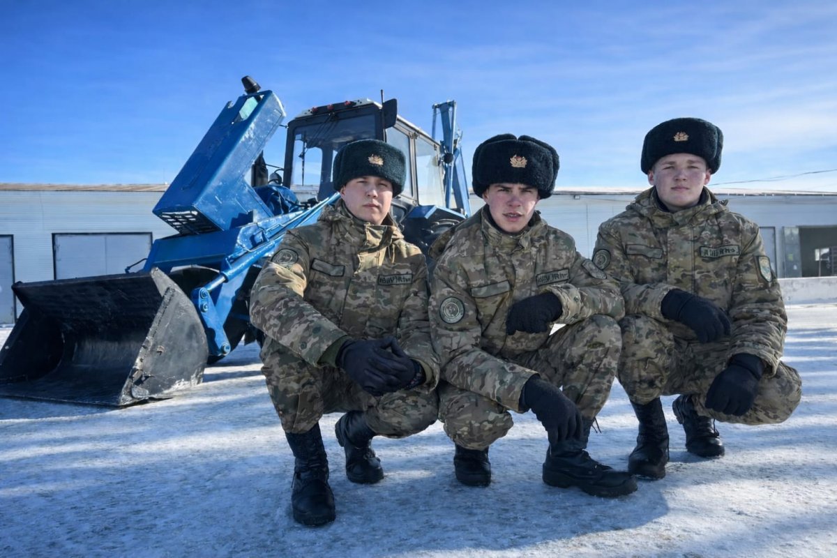 Гвардейцы управляют трактором и спецтехникой в воинской части Павлодара