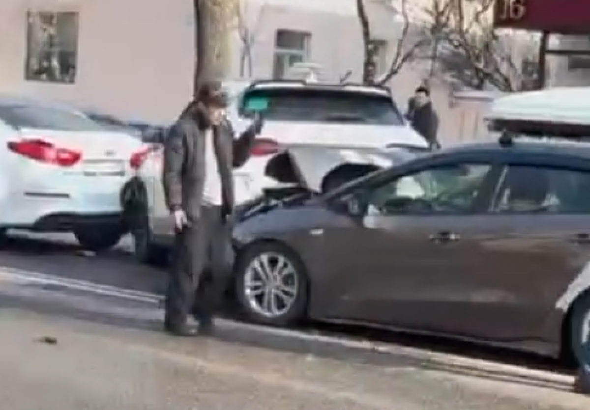 Автобус устроил массовое ДТП в Алматы (ВИДЕО)