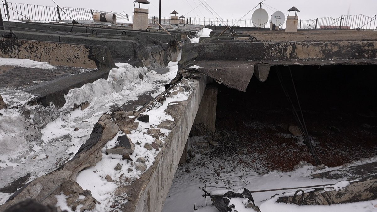 Ураган снес плиту крыши в Павлодаре