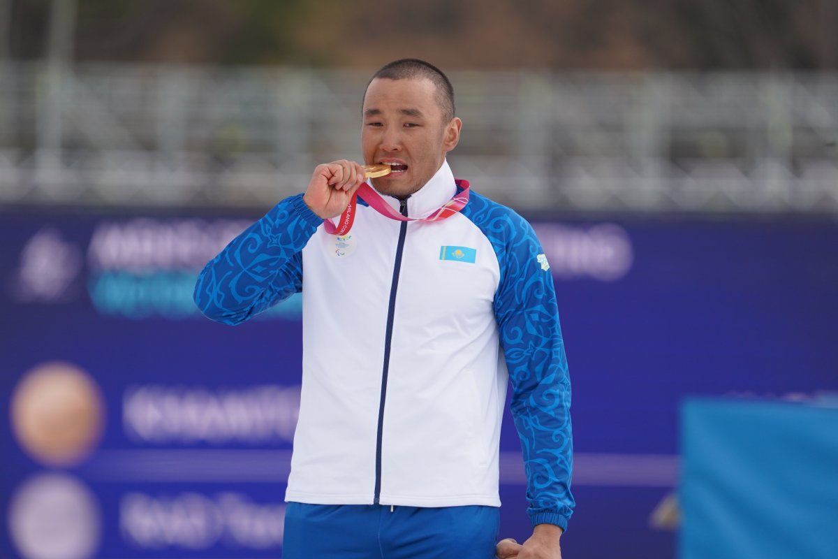 Ерболу Хамитову дарят автомобиль за золотую медаль Паралимпиады