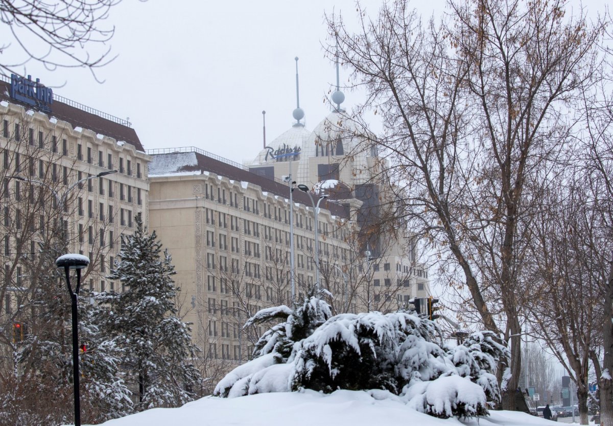 Снег, гололед и до +14: погода в мегаполисах Казахстана в выходные