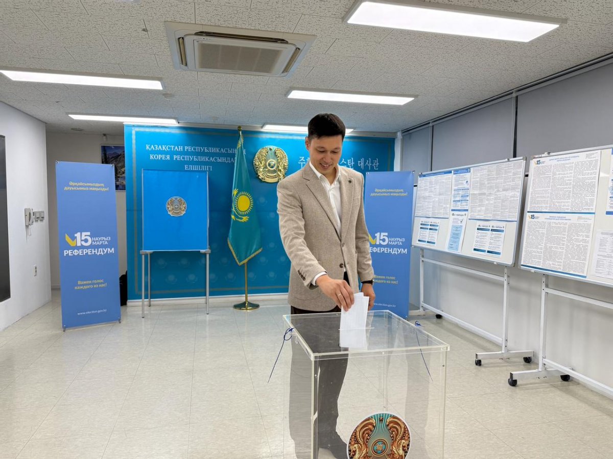 Одним из первых в Сеуле проголосовал сотрудник AFoCO