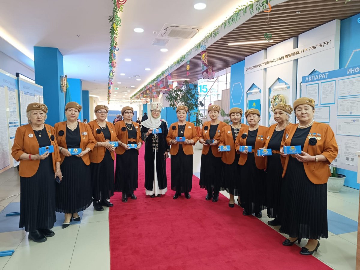 "Әжелер хоры" и шашу: необычная атмосфера на участке в Алматы