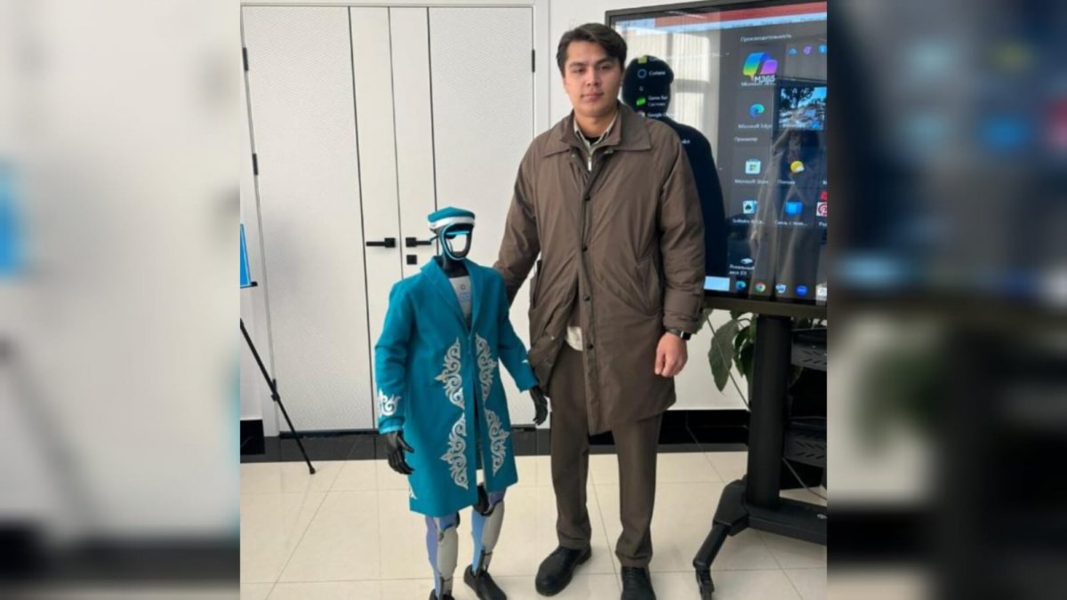 Робот в казахском костюме стал необычным гостем на участке в Алматинской области