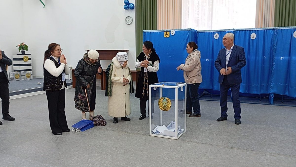 101-летняя алматинка пришла на референдум вместе с правнуком