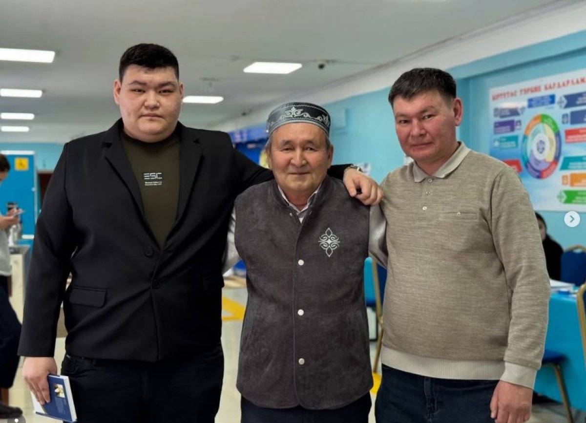 Три поколения одной семьи проголосовали на референдуме в Астане