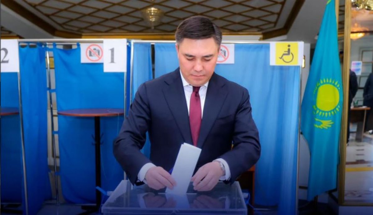 Аким Шымкента проголосовал на референдуме