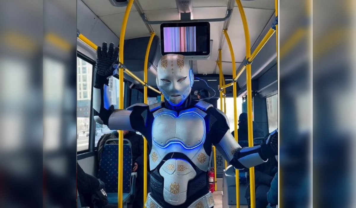 Робот Темирбек и барс Адилет привлекли внимание столичных жителей (ВИДЕО)