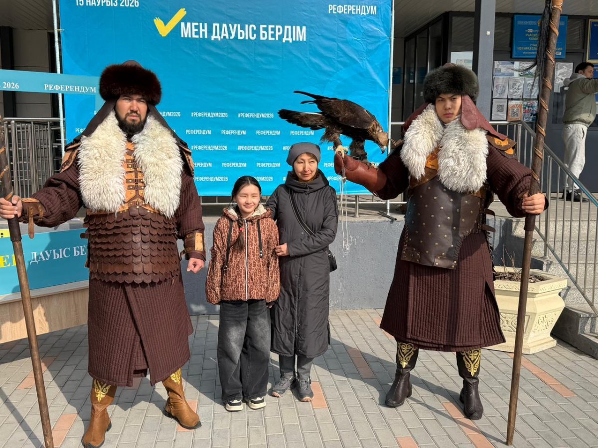 Батыры пришли на референдум и подняли настроение алматинцам