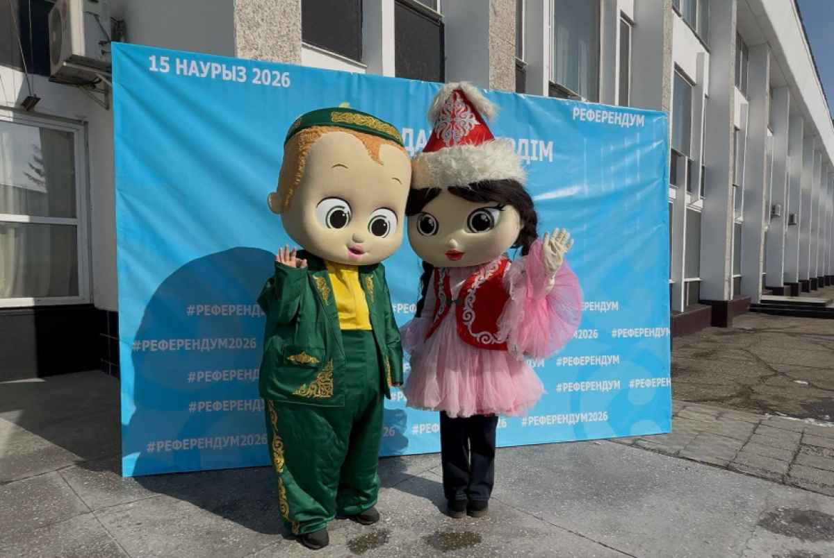 Ростовые куклы в национальных костюмах приняли участие в референдуме в ВКО