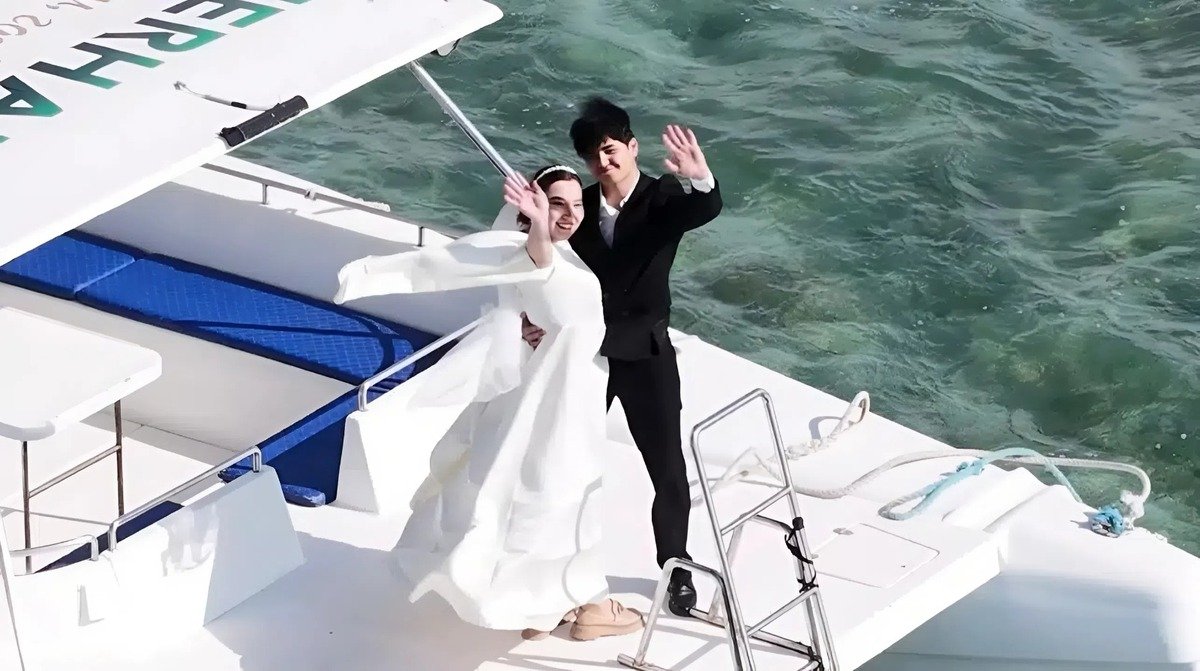 Молодожены в Мангистау приплыли на референдум по Каспию и сняли love story