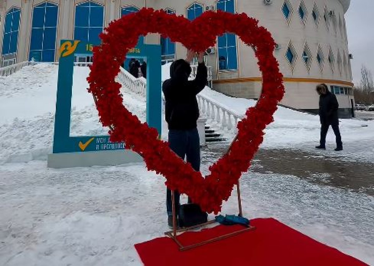 Астанчанке сделали предложение после голосования на референдуме (ВИДЕО)