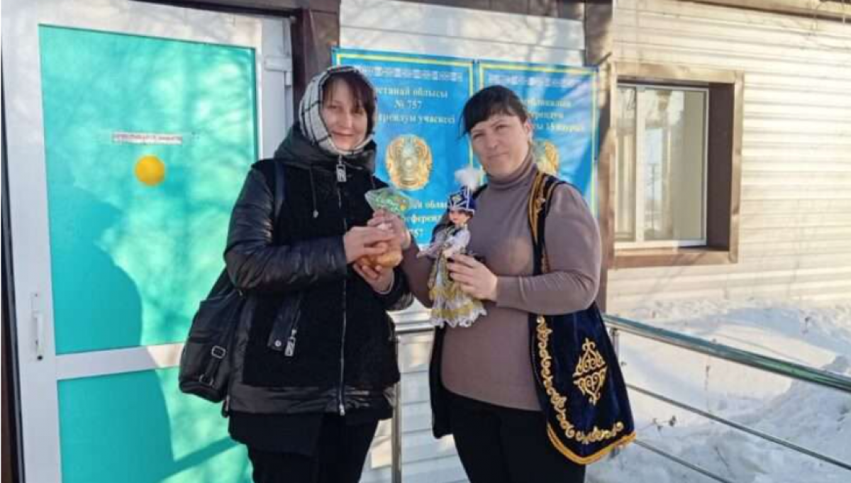 Баурсаками угощали пришедших на референдум в одном из районов Костанайской области