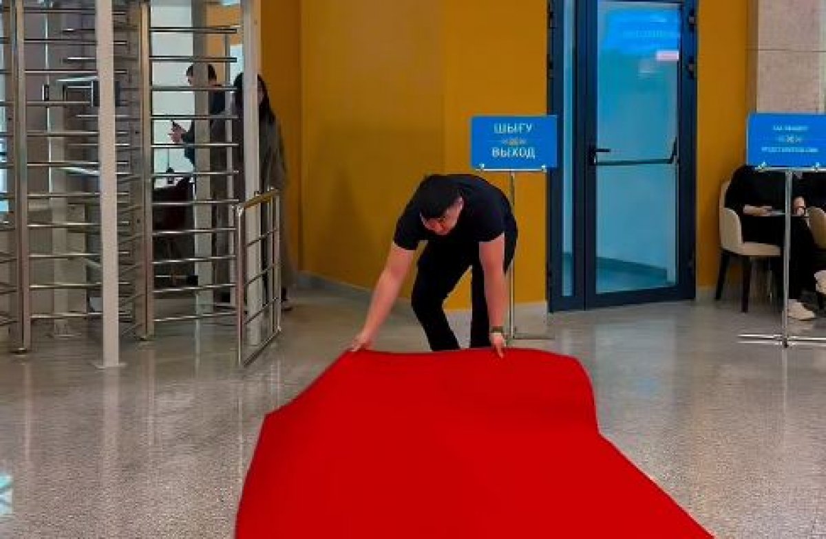 Красная дорожка встречала голосующих на референдуме в Астане (ВИДЕО)