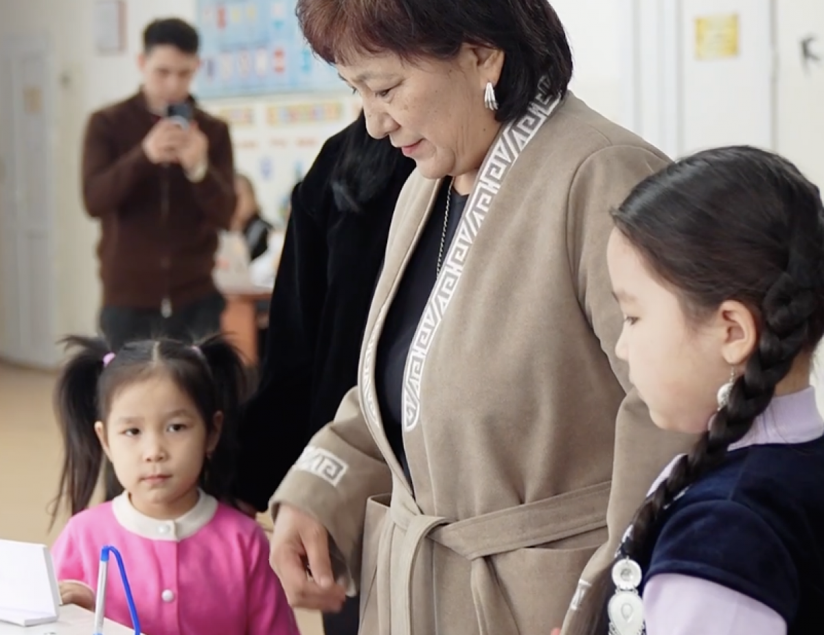 Семья победительницы конкурса Абая приняла участие в референдуме (ВИДЕО)