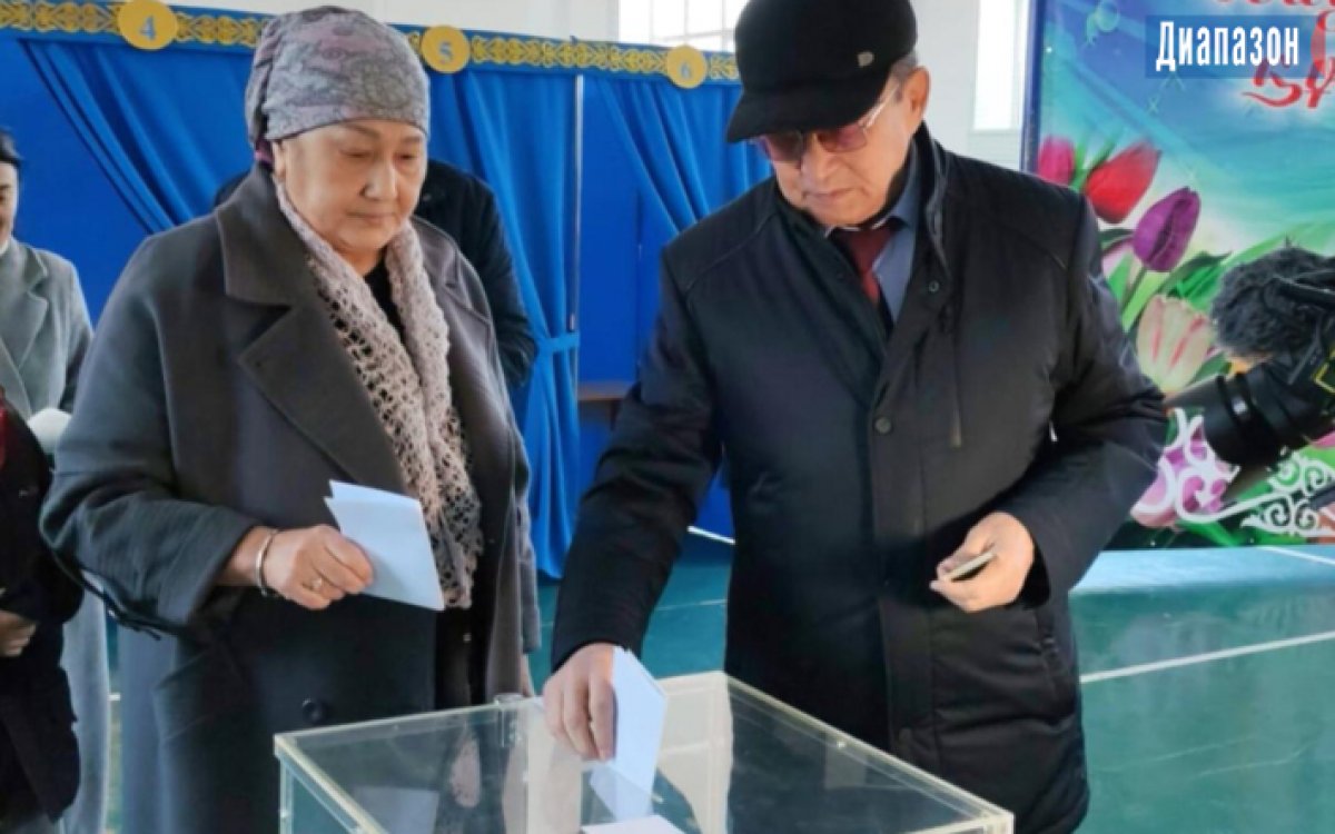 В Актобе супруги пришли голосовать в день золотой свадьбы