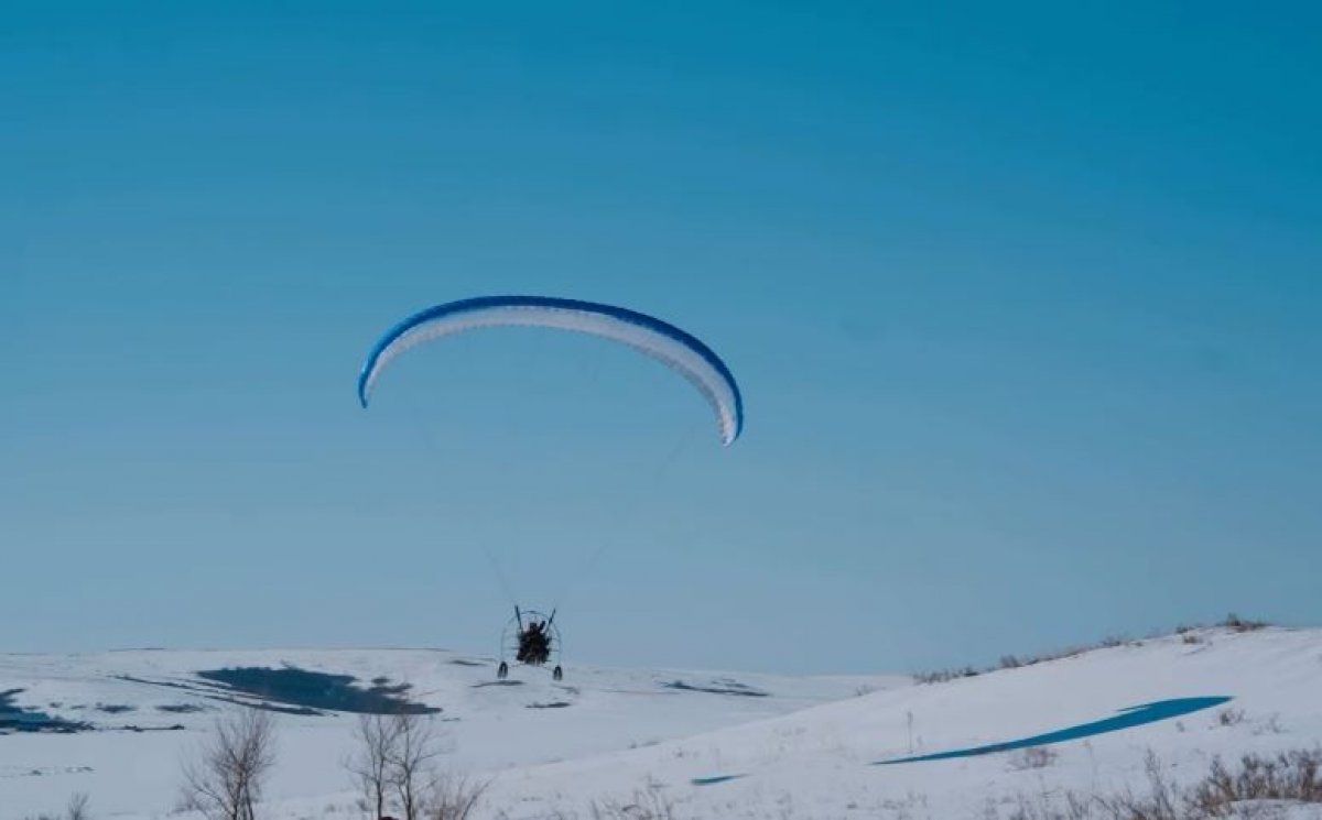 Парапланерист приземлился прямо на участок для голосования в ВКО (ВИДЕО)