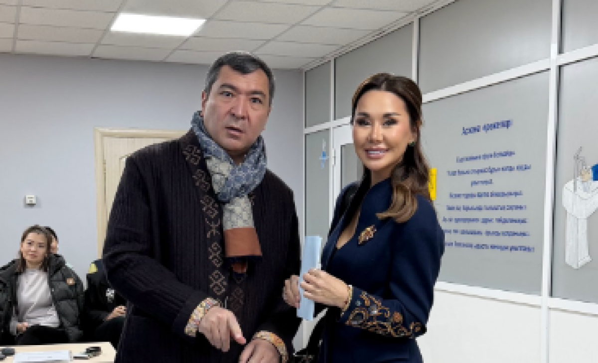 Динара Сатжан появилась на референдуме вместе с супругом