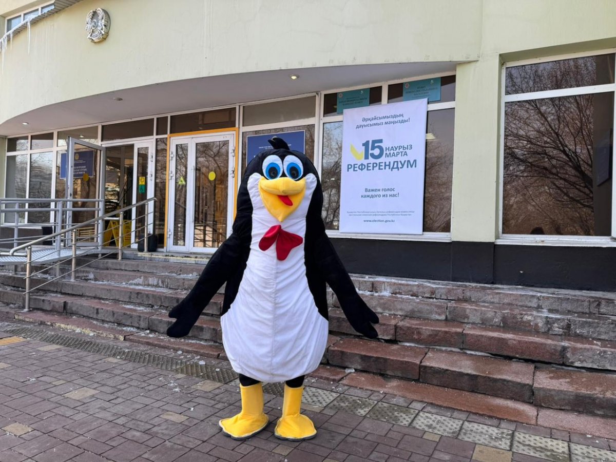 Пингвин пришел голосовать на референдуме в Алматы
