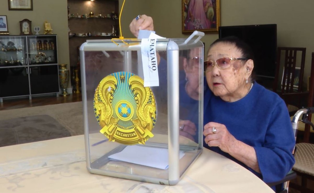 Бибигуль Тулегенова проголосовала на дому и дала благословение Казахстану