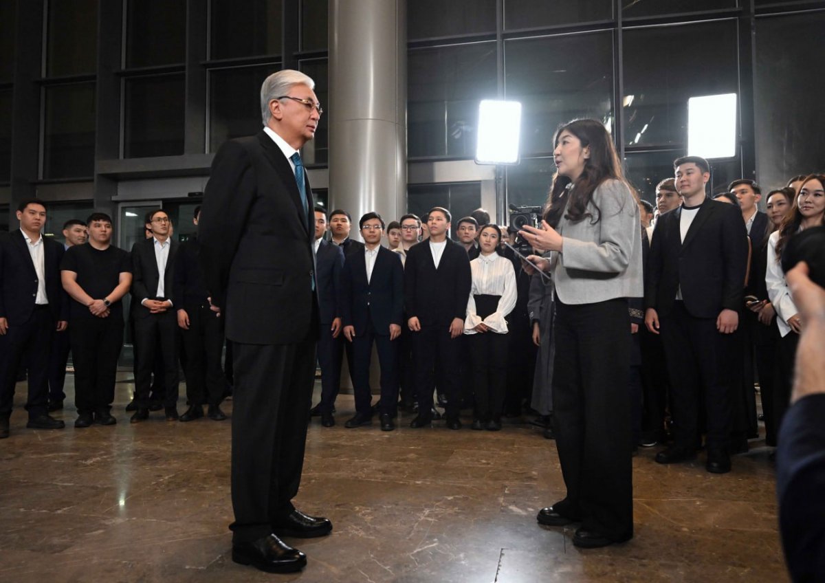 Глава государства побеседовал с молодежью, принимавшей активное участие в референдуме