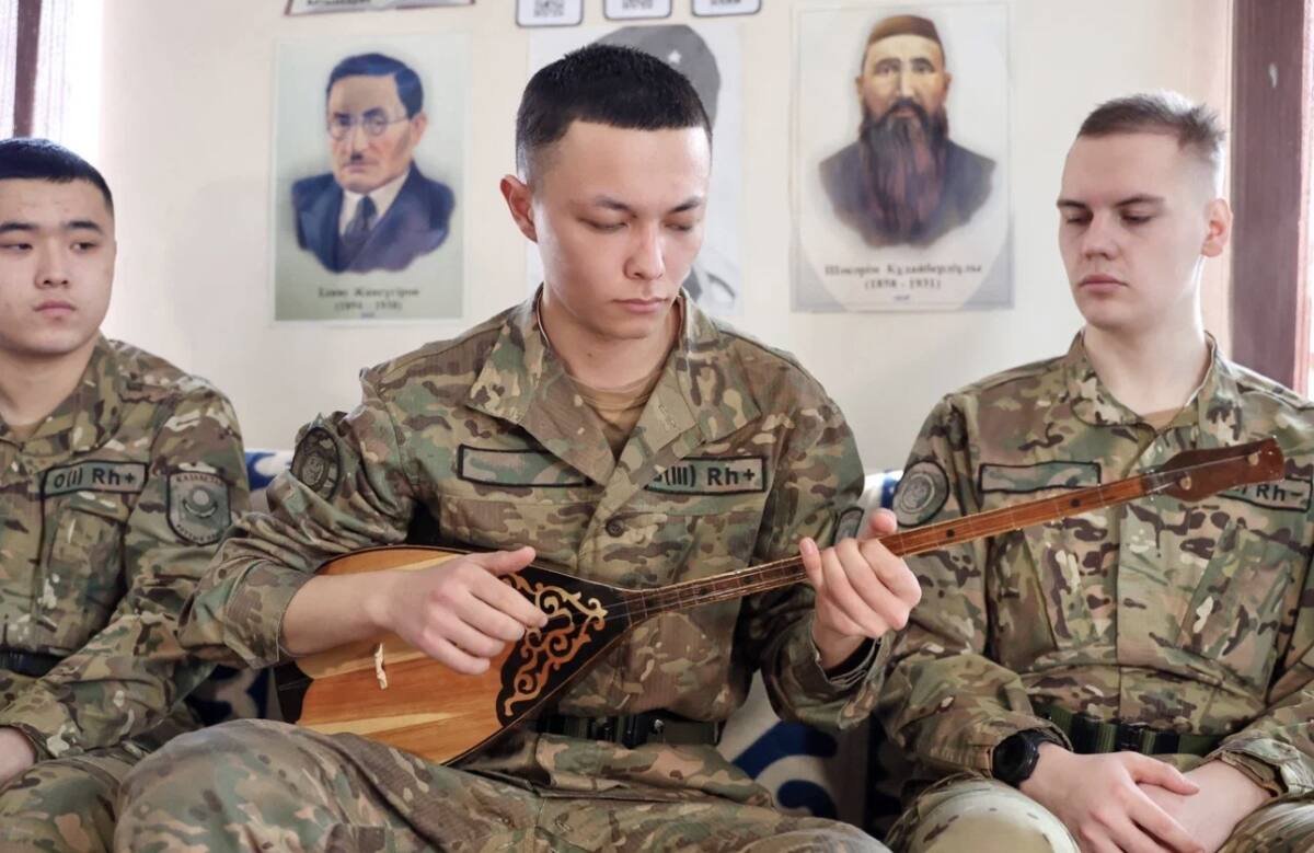 Солдат Нацгвардии в Алматы удивляет знанием наизусть около 100 кюев