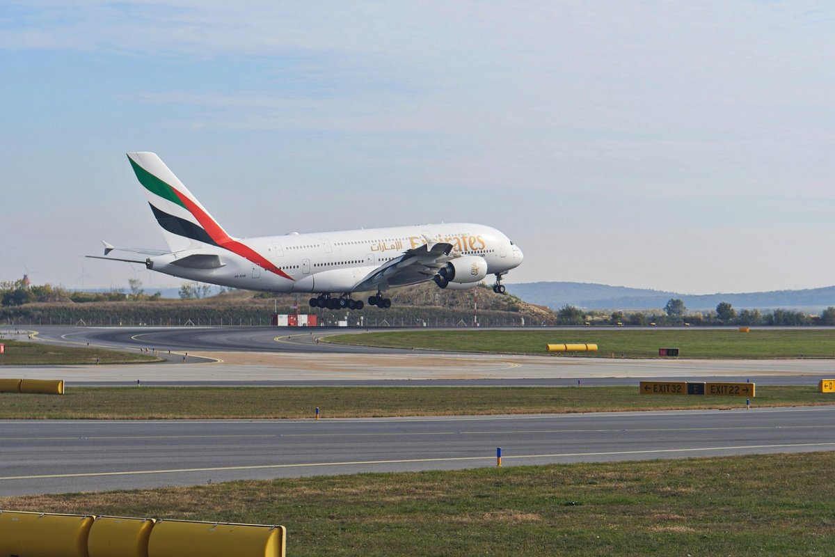 Дубайский аэропорт эвакуировал пассажиров после пожара, вызванного дроном