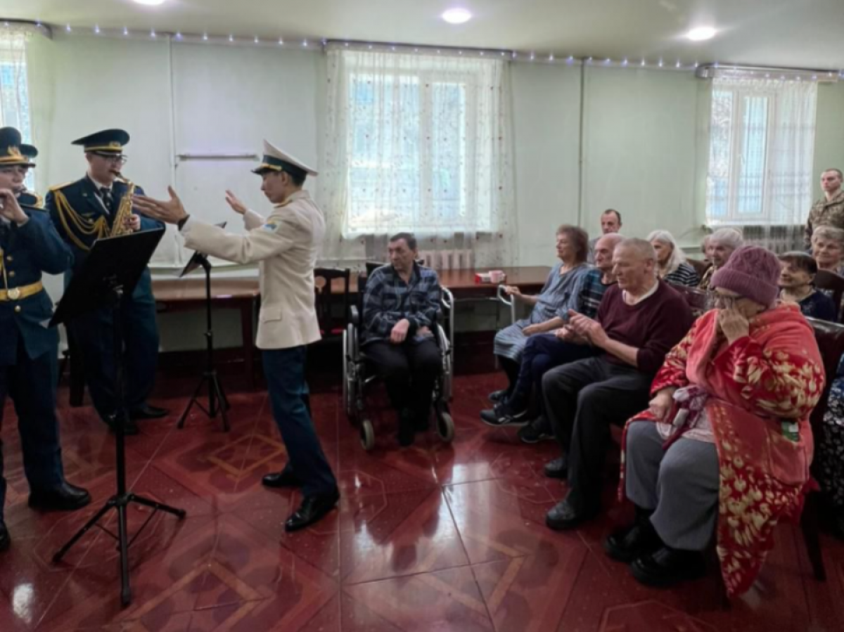 Военный оркестр устроил концерт в доме для престарелых в Караганде