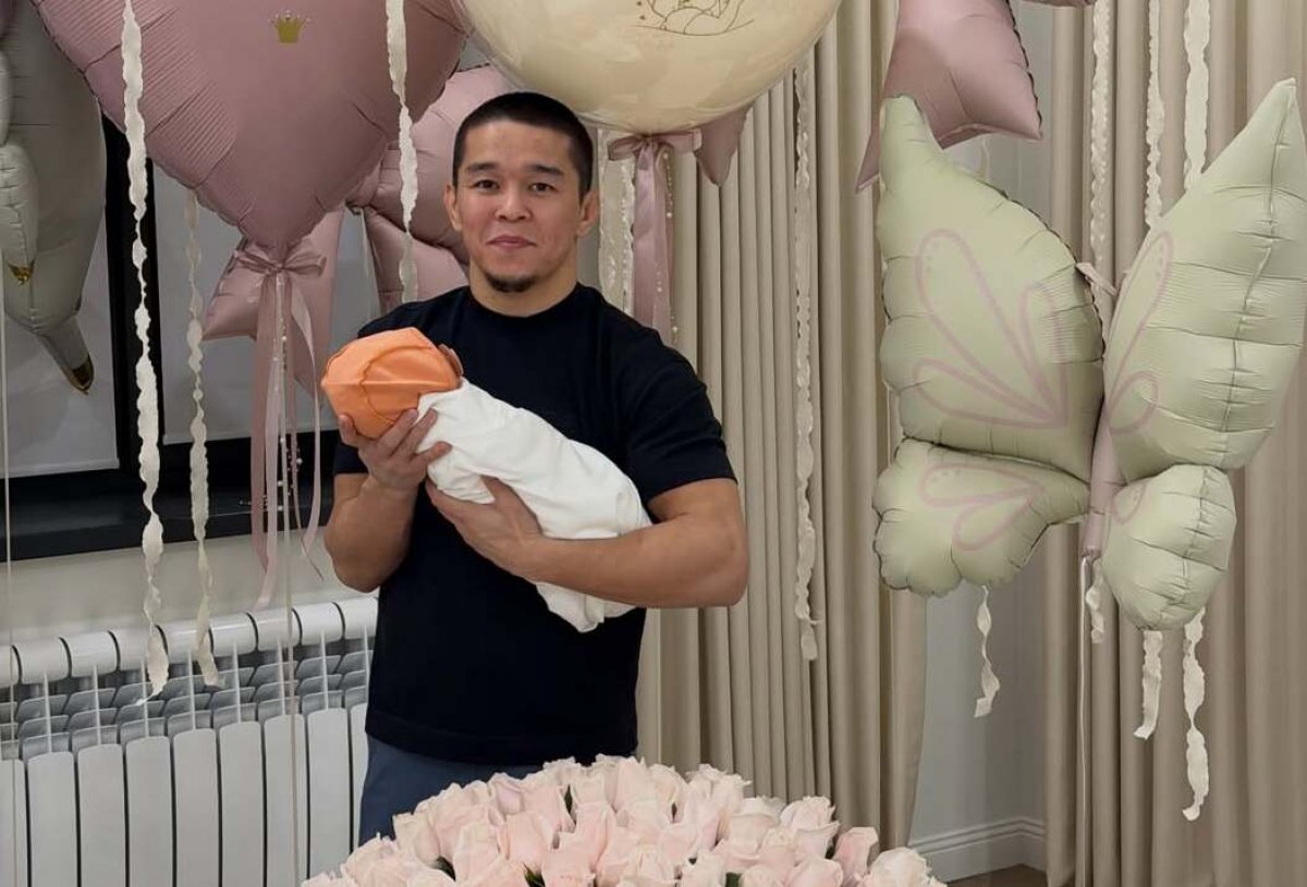 Казахстанский боец UFC стал отцом