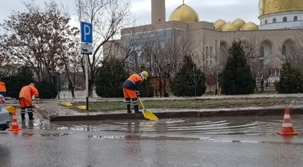 Рабочим пришлось убирать дождевую воду с проезжей части лопатами в Актау (ВИДЕО)