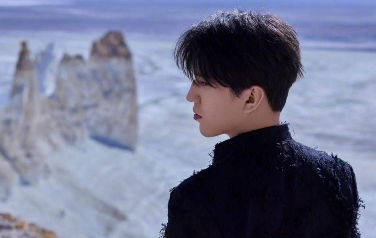 Опубликованы "инопланетные" фото Димаша Кудайбергена