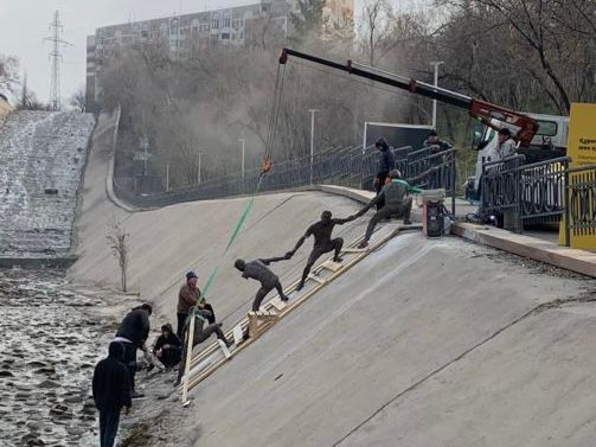 Памятник в честь спасения тонущей собаки установили на реке Улкен в Алматы