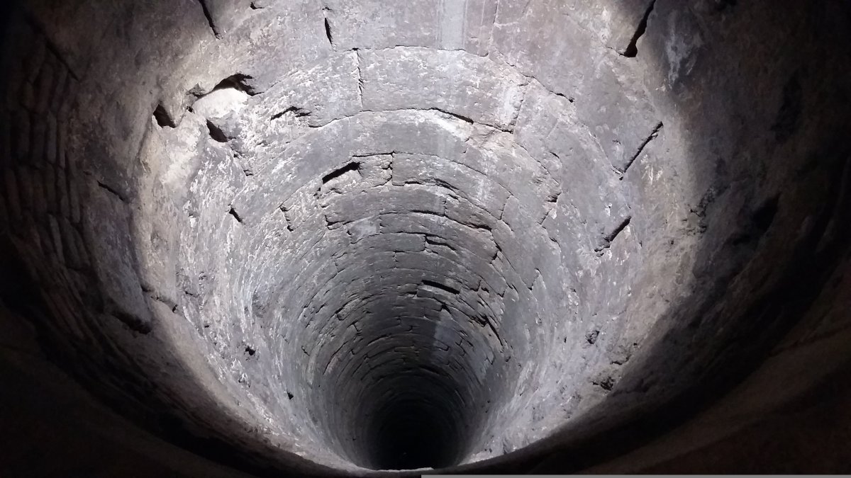 Мужчина провалился в двухметровый колодец в Темиртау (ВИДЕО)