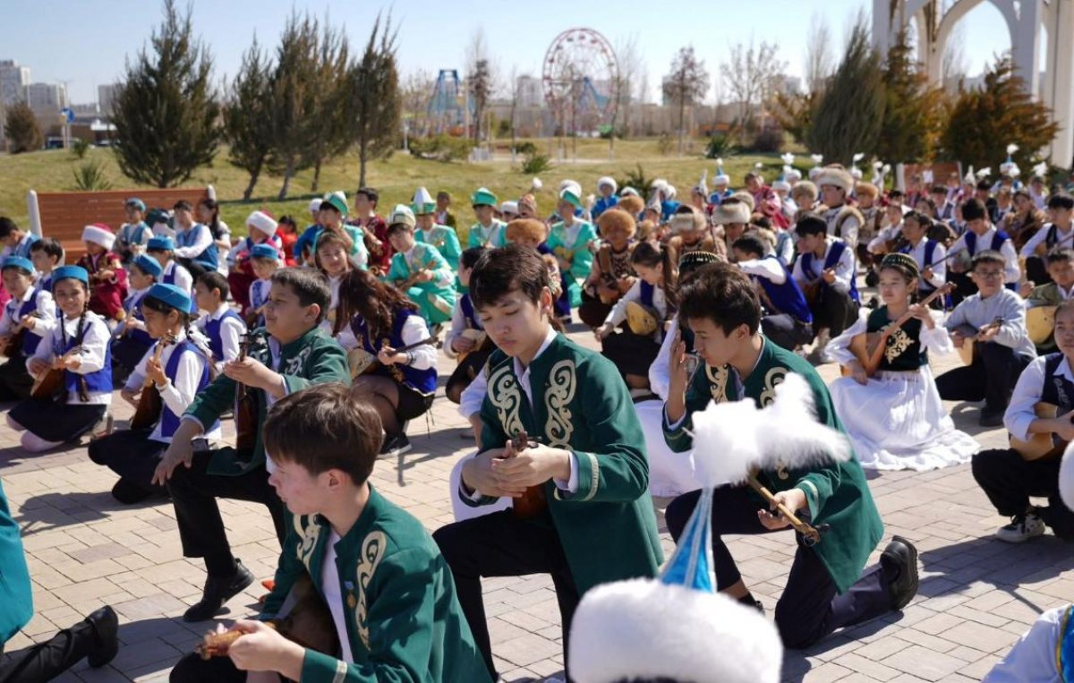 Полмиллиона детей сыграли на домбре известные кюи по всему Казахстану