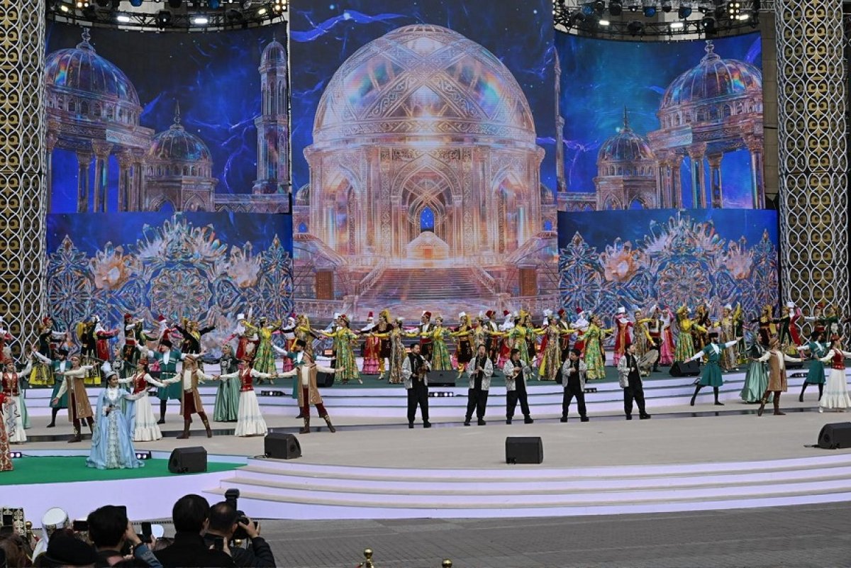 Наурыз в Алматы встретили большим концертом и юртами будущего