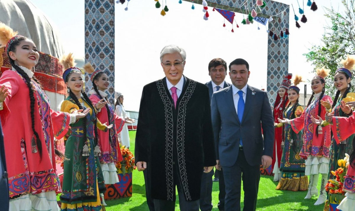 Токаев принял участие в народных гуляньях по случаю праздника Наурыз