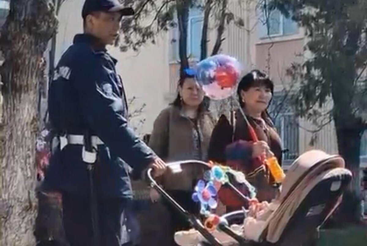 Пока мама отошла: гвардейцы в Таразе устроили караул у коляски с малышом