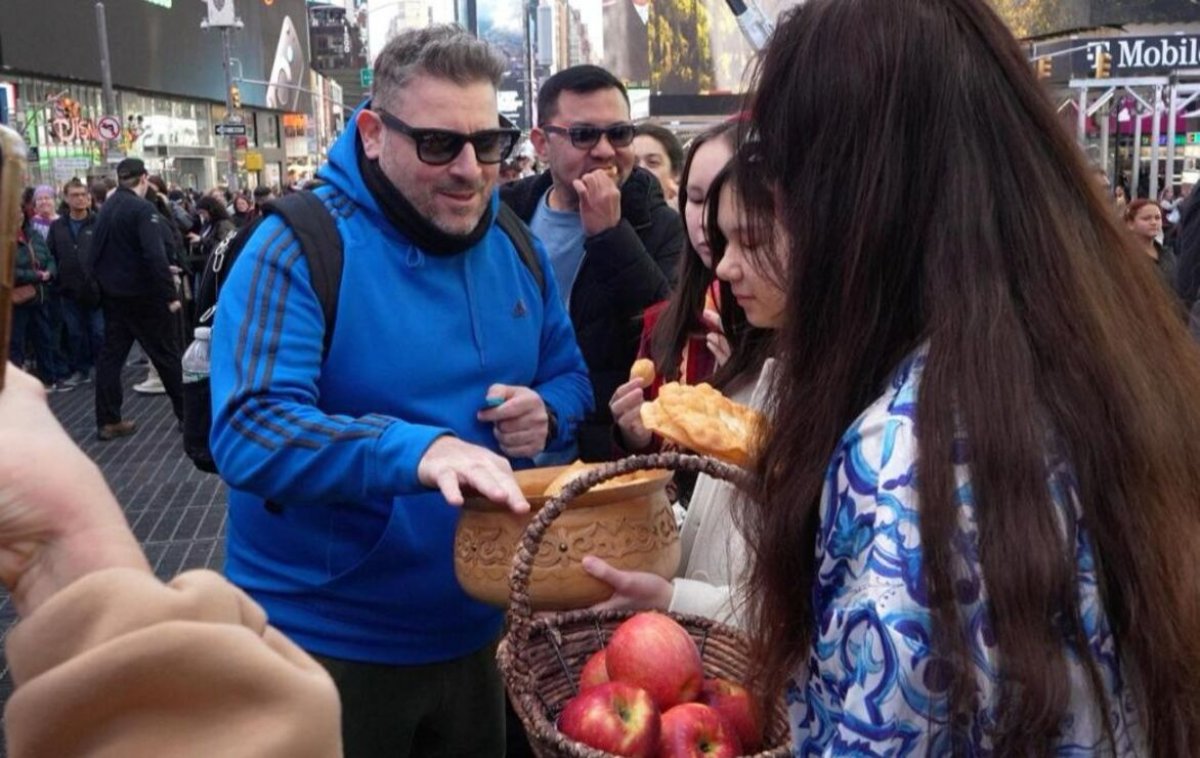 Наурыз дошел до Таймс-сквер: в центре Нью-Йорка звучала домбра