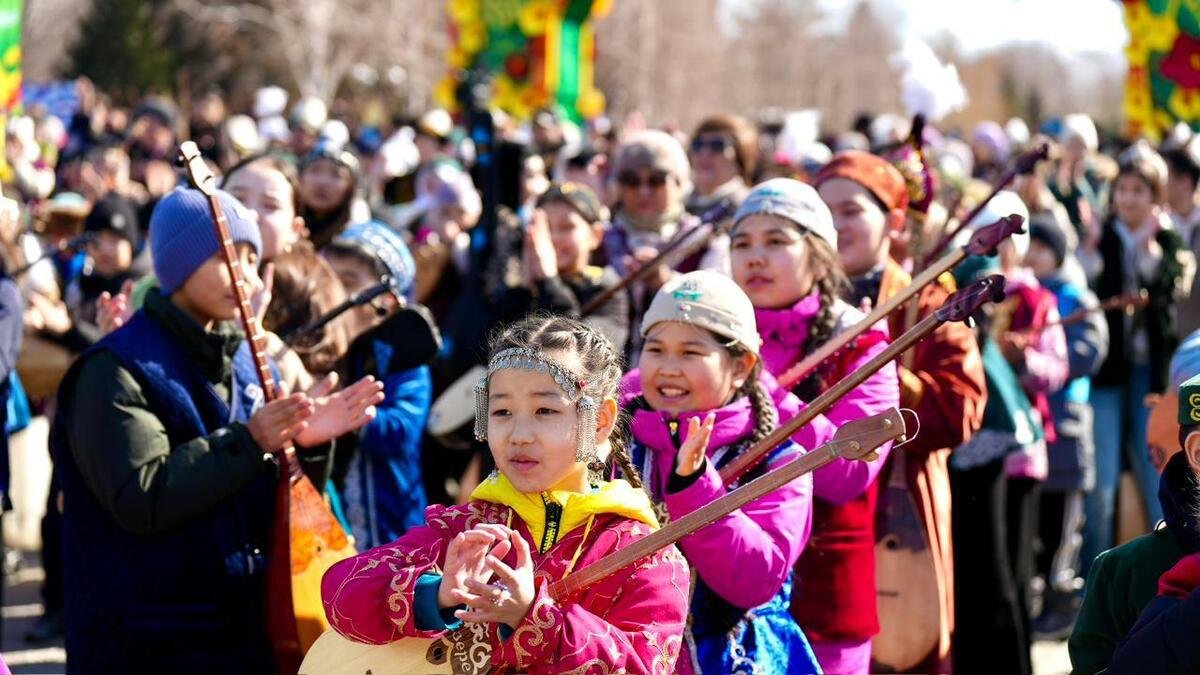 Домбристы из ВКО установили мировой рекорд на Наурызе