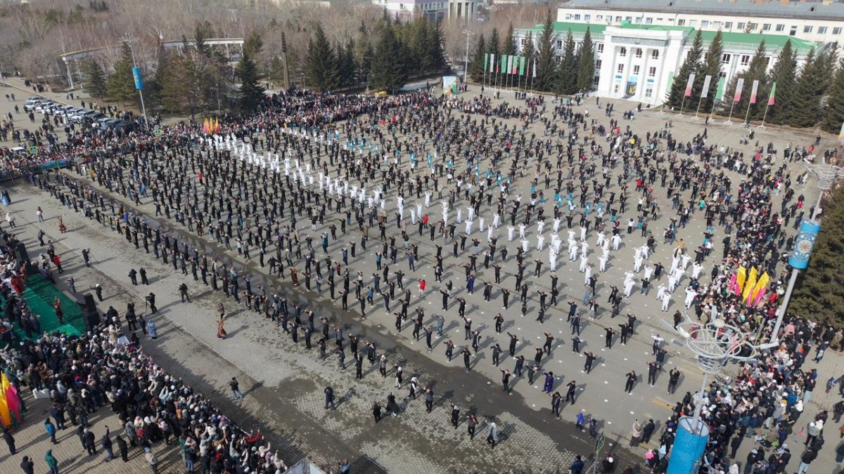 2000 мужчин одновременно станцевали кара жорга в Кокшетау (ВИДЕО)