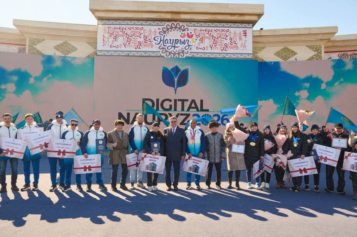 Ерболу Хамитову вручили ключи от трехкомнатной квартиры в Петропавловске