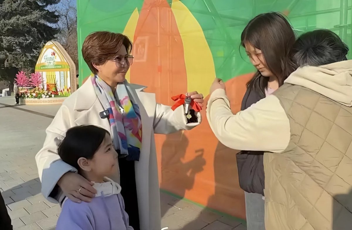 Роза Рымбаева вручила ключи от квартиры многодетной матери в Наурыз