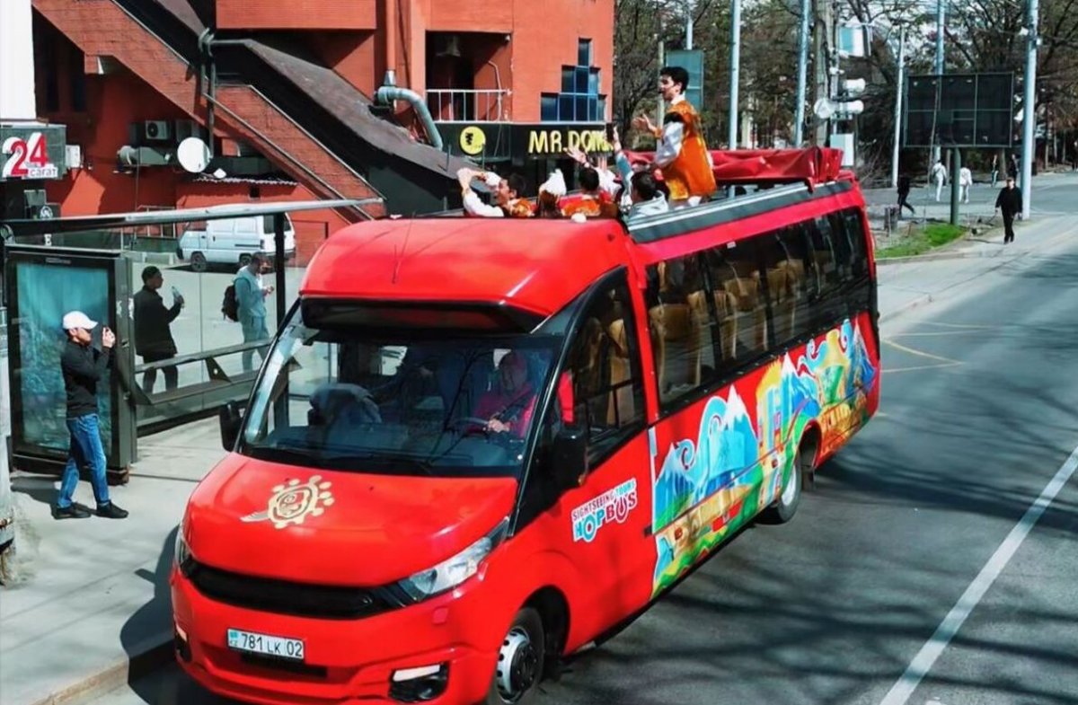 Наурыз на колесах: по Алматы проехал автобус с живой музыкой (ВИДЕО)