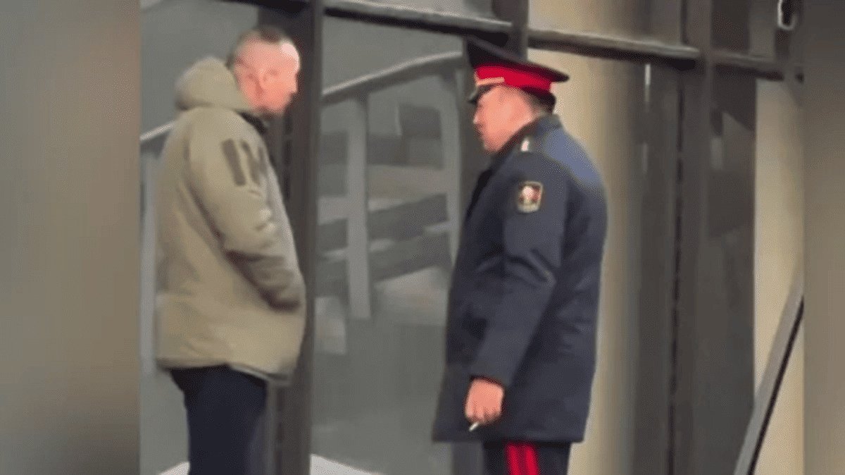 Штраф за курение во время молитвы получил глава МВД Кыргызстана