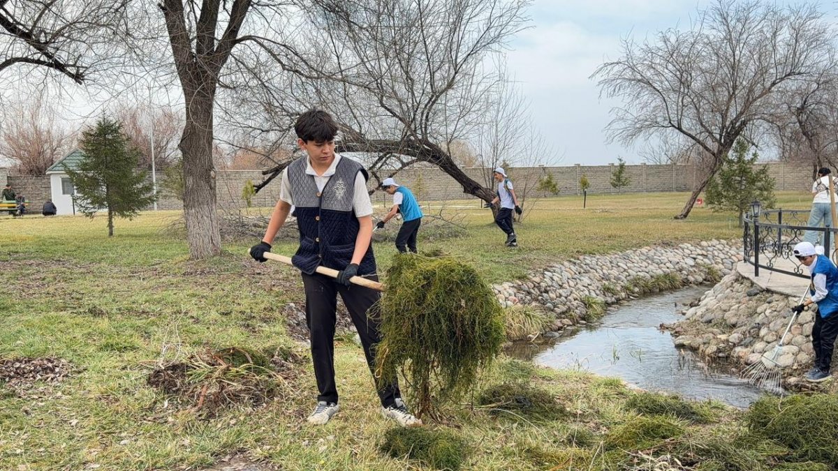 Юные казахстанцы вышли на очистку родников и берегов по всей стране