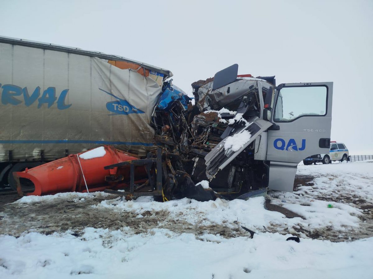 Грузовик протаранил спецтехнику на трассе Астана – Кокшетау