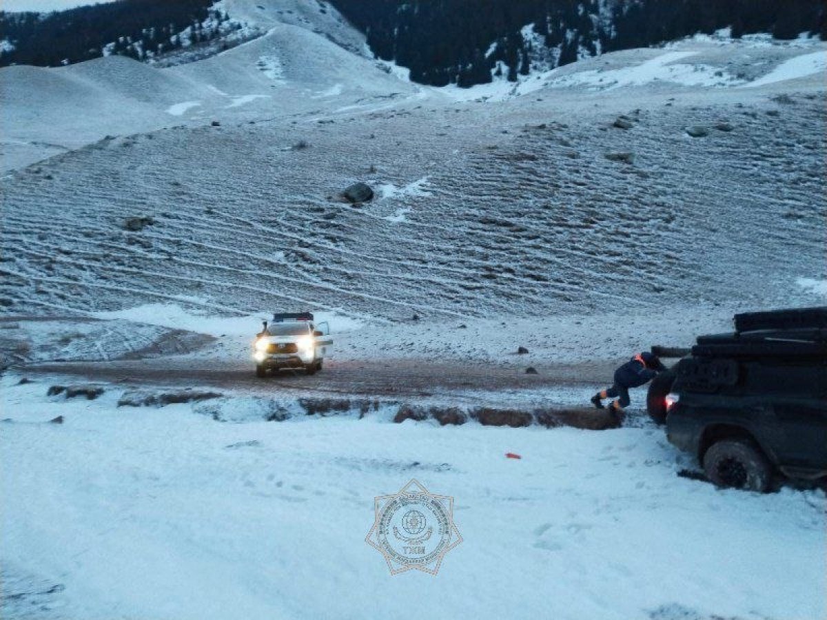Семья с детьми застряла в горах Алматинской области