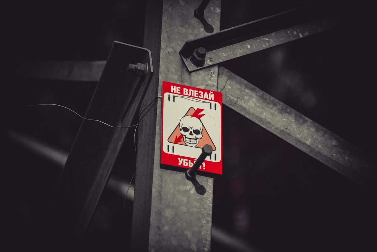 В Атырау людей ударило током на мосту во время ливня