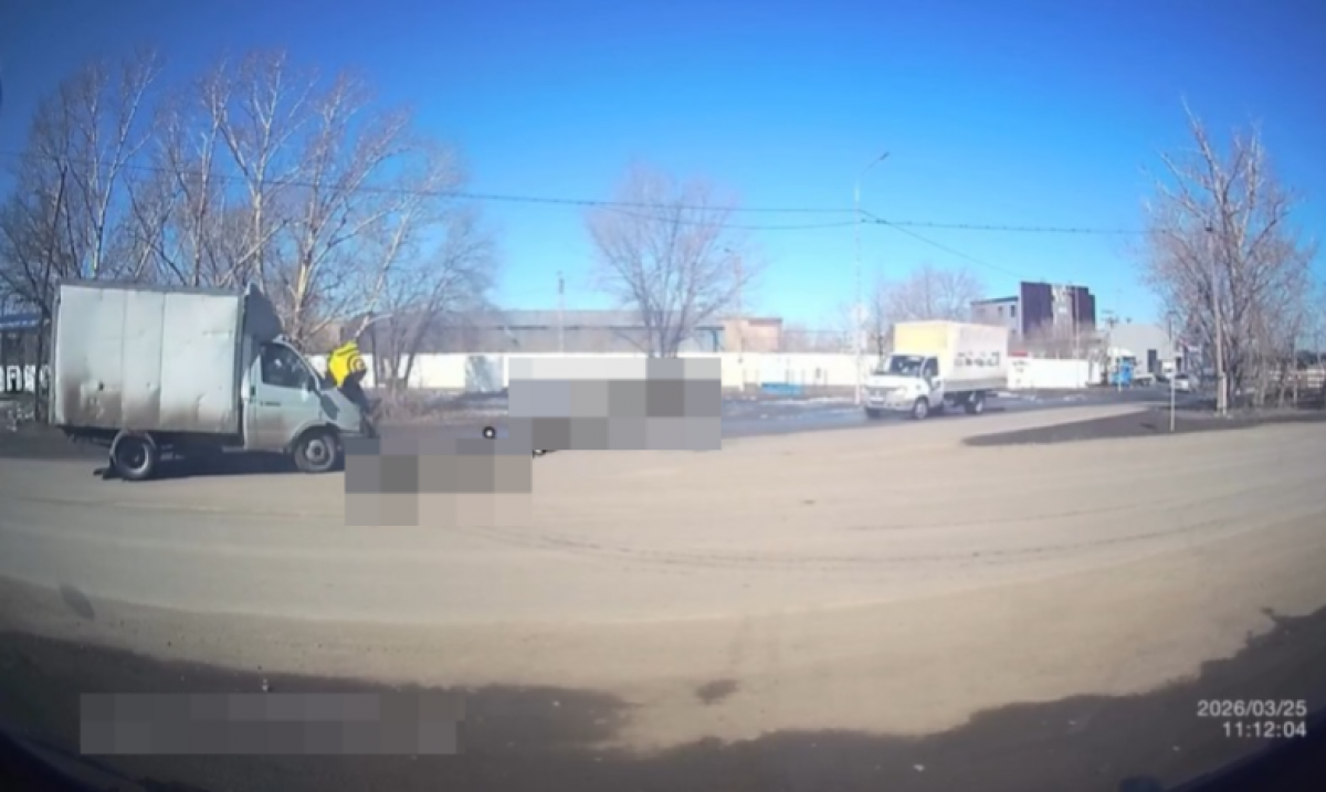 Велосипедист оказался под ГАЗелью в Караганде (ВИДЕО)